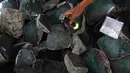 Seorang pedagang memeriksa batu giok dalam bentuk bongkahan yang ditampilkan selama Gems Emporium di Naypyitaw, Myanmar, Selasa (13/11). Acara tahunan tersebut dimulai pada Senin dan akan berlangsung hingga 17 November 2018. (AP/Aung Shine Oo)