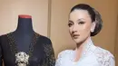 <p>Tsania Marwa baru saja mengunggah potret diri tampak elegan dibalut kebaya hitam. Sebelumnya ia pun mengenakan robe putih brokat. [@bennusorumba]</p>
