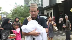 Presenter Indra Bekti menggendong jenazah anak ketiganya menuju TPU Kamboja, Radio Dalam,  Jakarta, Rabu (1/2). Anak ketiga pasangan Indra Bekti dan Aldilla Jelita itu meninggal beberapa menit setelah dilahirkan. (Liputan6.com/Herman Zakharia)