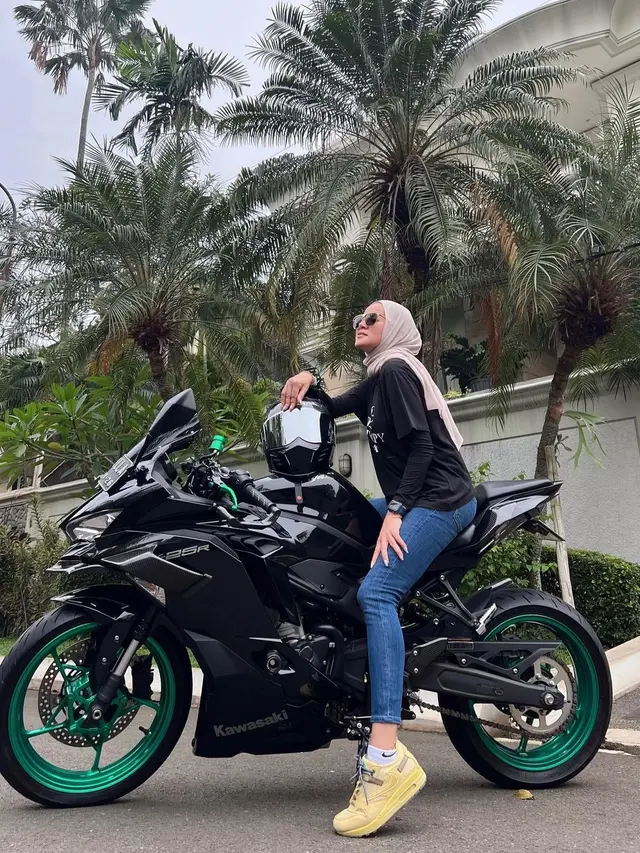 Penampilan Olla Ramlan naik moge