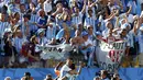 Pemain depan Timnas Argentina, Lionel Messi (kiri) memeluk Angel Di Maria saat merayakan gol kemenangan Argentina atas Swiss di laga 16 besar Piala Dunia 2014 di Stadion Corinthians, Sao Paulo, (1/7/2014). (REUTERS/Eddie Keogh)  