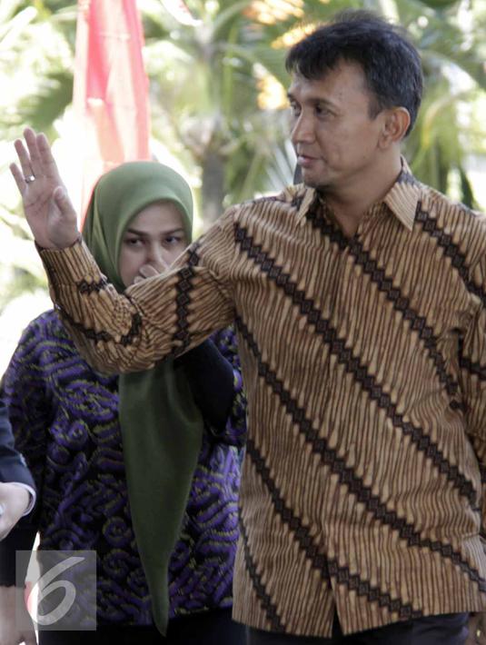 Gubernur Sumatera Utara Gatot Pujo Nugroho bersama istrinya, Evy Susanti memenuhi panggilan penyidik KPK, Jakarta, Senin (3/8/2015) Gatot diperiksa sebagai tersangka kasus dugaan suap hakim PTUN Medan. (Liputan6.com/Helmi Afandi)