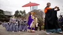 Seorang biksu berjalan saat upacara melempar kacang atau Mamemaki di Kuil Buddha Zojoji, Tokyo, Jepang, 3 Februari 2023. Ritual yang diyakini membawa keberuntungan dan mengusir kejahatan ini dilakukan setiap tahun untuk menandai awal musim semi dalam kalender lunar. (AP Photo/Eugene Hoshiko)