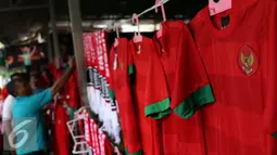  Pendukung Timnas Indonesia memilih kaos berlambang Garuda di sekitar Stadion Pakansari, Bogor, Sabtu (3/12). Timnas Indonesia akan melakoni laga semifinal pertama Piala AFF 2016 melawan Vietnam. (Liputan6.com/Helmi Fithriansyah)