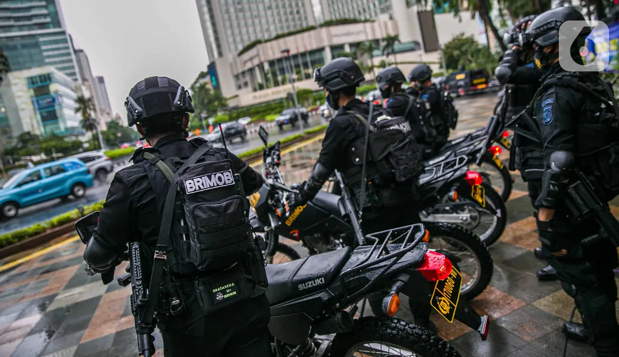 Anggota satuan Brimob bersiap melakukan patroli di kawasan Bundaran HI, Jakarta, Kamis (31/12/2020). Dalam pengamanan malam tahun baru, Polda Metro Jaya menurunkan sebanyak 8.139 personel gabungan dan disebar ke beberapa titik sesuai dengan wilayah hukumnya masing-masing (Liputan6.com/Faizal Fanani)