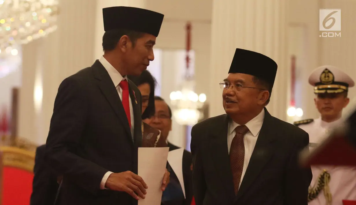 Presiden Joko Widodo (kiri) berbincang dengan Wapres Jusuf Kalla (kanan) saat akan memberi keterangan terkait THR di Jakarta, Rabu (23/5). Berbeda dengan tahun sebelumnya, tahun ini THR juga diberikan kepada pensiunan. (Liputan6.com/Angga Yuniar)