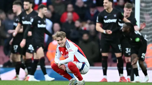 Pemain Arsenal tertunduk lesu usai dikalahkan West Ham