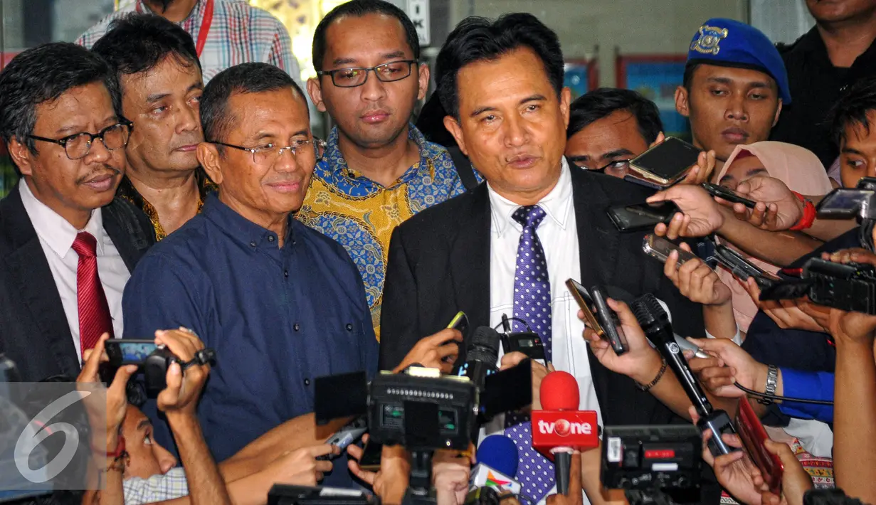 Yusril Ihza Mahendra selaku pengacara Dahlan Iskan memberikan keterangan pers usai menemani Dahlan saat menjalani pemeriksaan di Bareskrim Mabes Polri, Jakarta, Senin (22/6/2015). (Liputan6.com/Yoppy Renato)