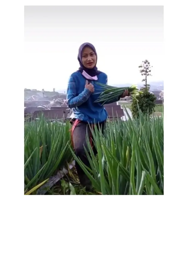 7 Potret Novi Listiana, Pedangdut Viral yang Hijrah dan Pilih Jadi Petani