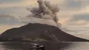 Ratusan warga Desa Laingpatehi, Pulau Ruang, diungsikan beberapa saat setelah Gunung Ruang mengalami erupsi pertama, pada Selasa (16/4). (Ronny Adolof BUOL/AFP)