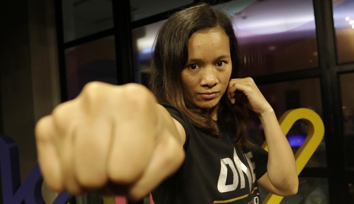 Petarung MMA, Priscilla Lumban Gaol, berpose saat kunjungan ke kantor redaksi KLY di Jakarta, Jumat (18/1). Dirinya akan bertarung pada laga One Championship pada Sabtu (19/1) di Istora Senayan. (Bola.com/Yoppy Renato)