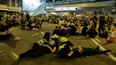 Sejumlah pengunjuk rasa tidur di jalanan dekat Gedung Dewan Legislatif saat menggelar protes terkait RUU Ekstradisi di Hong Kong, Senin (17/6/2019). Sekitar dua juta warga Hong Kong turun ke jalan menentang RUU Ekstradisi. (AP Photo/Vincent Yu)
