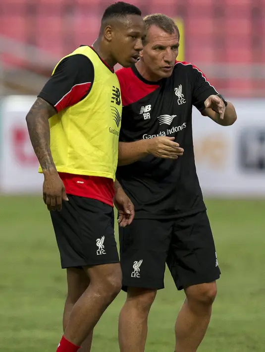 Manajer Liverpool, Brendan Rodgers (Kanan) berbicara dengan Nathaniel Clyne saat sesi latihan di Stadion Nasional Bangkok, Thailand, Senin (13/7/2015). Setelah menyambangi Thailand, Liverpool akan berkunjung ke Malaysia. (REUTERS/Athit Perawongmetha)