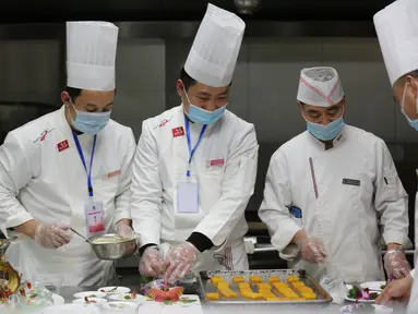 Para chef menyiapkan hidangan dalam sebuah kompetisi memasak di Wilayah Yinan di Kota Linyi, Provinsi Shandong, China timur (12/12/2020). (Xinhua/Wang Yanbing)