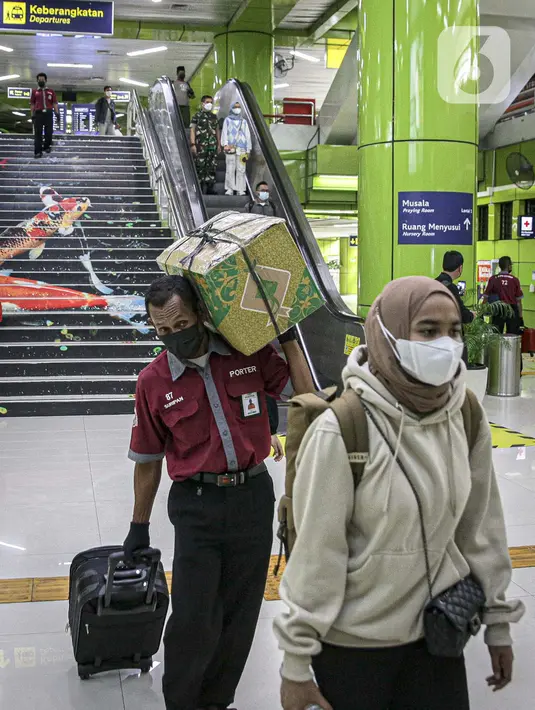 Penumpang kereta api Argo Lawu dari Solo tiba di Stasiun Gambir, Jakarta, Senin (17/5/2021). Kepala Humas PT KAI Daop I Eva Chairunisa mengatakan, pada hari ini diperkirakan akan ada 2.100 penumpang kereta api jarak jauh yang akan tiba di Jakarta. (Liputan6.com/Faizal Fanani)