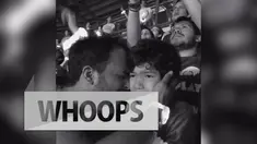 Sang ayah pun ikut menangis melihat anaknya bahagia bisa menonton band kesayangannya.