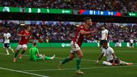 Gelandang Hungaria, Roland Salai (tengah), berselebrasi setelah mencetak gol ke gawang Timnas Inggris pada laga UEFA Nations League di Stadion Molineux, Wolverhampton, Rabu (15/6/2022). (AFP/Adrian Dennis)