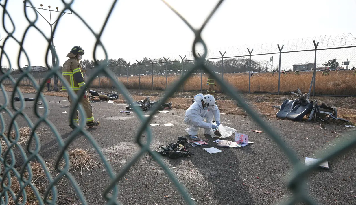 Otoritas setempat masih terus mengumpulkan bukti di lokasi kejadian. (JUNG YEON-JE/AFP)