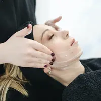 Ilustrasi perempuan yang sedang melakukan perawatan wajah. Credits: pexels.com by Polina Tankilevitch