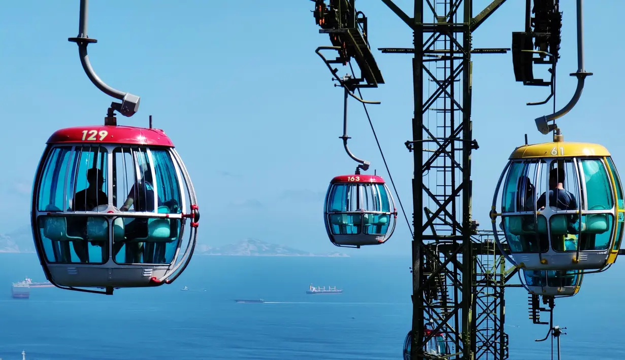 Wisatawan yang sedang menaiki kereta gantung di Ocean Park di Hong Kong, China selatan (15/9/2020). Taman hiburan ikonis Hong Kong, Ocean Park, mengatakan bahwa pihaknya akan melanjutkan kembali operasi setelah lebih dari dua bulan ditutup sementara akibat merebaknya COVID-19. (Xinhua/Wang Shen)