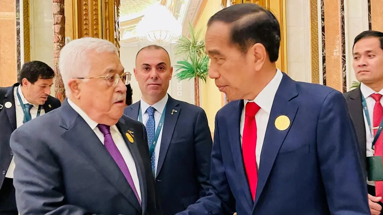 Bertemu di KTT OKI, Jokowi Rangkul Presiden Palestina dan Sampaikan Keprihatinan