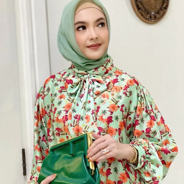 6 Artis Ini Mualaf Sejak Masa Sekolah, Tumbuh di Keluarga Beda Agama