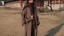 Alyssa Daguise nampak padukan long coat dari wool dan celana panjang bernuansa cokelat [@alyssadaguise]