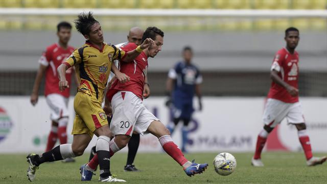 Gelandang Semen Padang, Nildo Juffo, mengontrol bola saat melawan Mitra Kukar pada laga Piala Presiden 2019.
