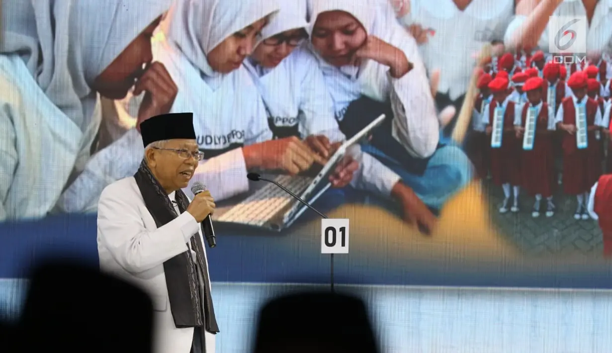 Cawapres nomor urut 01 Ma'ruf Amin menyampaikan pendapatnya saat segmen kedua debat cawapres 2019 di Hotel Sultan, Jakarta, Minggu (17/3). Debat itu mengangkat tema pendidikan, kesehatan, ketenagakerjaan, sosial dan budaya. (Liputan6.com/Johan Tallo)