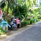 Warga memasang bendera merah putih di depan rumah keluarga yang menjalani isolasi mandiri untuk memberi semangat. (Foto: Liputan6.com/Polres Kebumen)