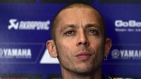 Ekspresi kekecewaan Valentino Rossi, pembalap Movistar Yamaha, usai mendapatkan hasil buruk pada latihan bebas pertama dan kedua MotoGP Spanyol 2017. (PIERRE-PHILIPPE MARCOU / AFP)