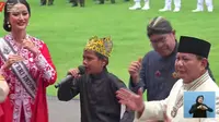 Menteri Pertahanan RI Prabowo Subianto ikut berjoged dengan farel penyanyi cilik asal Banyuwangi di Istana Negara (Istimewa)