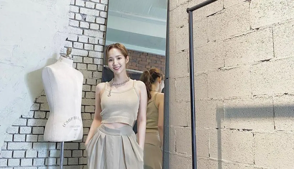 Untuk outfit casual yang nyaman namun tetap modis, bisa tiru gaya Park Min Young satu ini. padukan cropped tank top dengan wide leg pants warna nude yang senada. Untuk alas kaki, bisa pilih sneakers warna putih. (Instagram/Rachel_mypark).