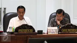 Presiden Joko Widodo bersama Wapres Jusuf Kalla memimpin rapat terbatas di Kantor Presiden Komplek Istana Kepresidenan, Jakarta, Selasa (1/11). Rapat membahas perkembangan pembangunan proyek listrik 35.000 MW. (Liputan6.com/Faizal Fanani)