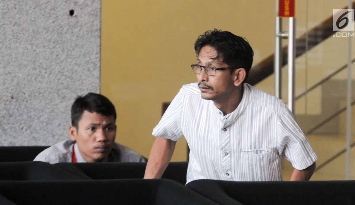 Anggota DPRD Kabupaten Bekasi Sulaeman menunggu panggilan penyidik saat akan menjalani pemeriksaan di Gedung KPK, Jakarta, Selasa (20/8/2019). Sulaeman diperiksa sebagai saksi untuk tersangka Sekda Jawa Barat Iwa Karniwa terkait dugaan suap pemberian izin proyek Meikarta. (merdeka.com/Dwi Narwoko)