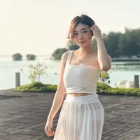 Konten kreator kelahiran 26 Maret 2002 selalu mencuri perhatian gaya penampilannya. Seperti saat Livy mengenakan outfit putih yang membuatnya banjir pujian. Aura kecantikan Livy semakin terpancarkan saat tampil dengan outfit seperti ini, (Liputan6.com/IG/@livyrenata)