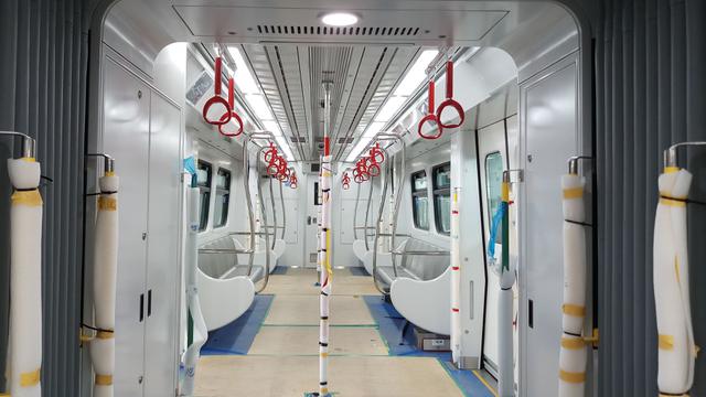 Mengintip LRT Jakarta yang siap beropersi pada Maret 2019, Senin (25/2/2019). (Bawono/Liputan6.com)