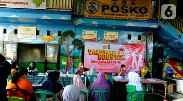 Petugas kesehatan menyuntikan vaksin COVID-19 kepada seorang warga di Balai RW 02, Jati Padang, jakarta Selatan, selasa (28/06/20222). Vaksinasi ini diselenggarakan Polsek Pasar Minggu, dalam rangka HUT Bhayangkara Ke-76. (merdeka.com/Arie Basuki)