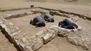 Pekerja muslim dari otoritas barang antik Israel berdoa di reruntuhan salah satu masjid kuno yang baru ditemukan di kota Rahat, gurun Negev pada 18 Juli 2019. Masjid tertua yang pernah ditemukan di Israel itu diperkirakan dibangun sekitar 1.200 tahun silam. (MENAHEM KAHANA/AFP)