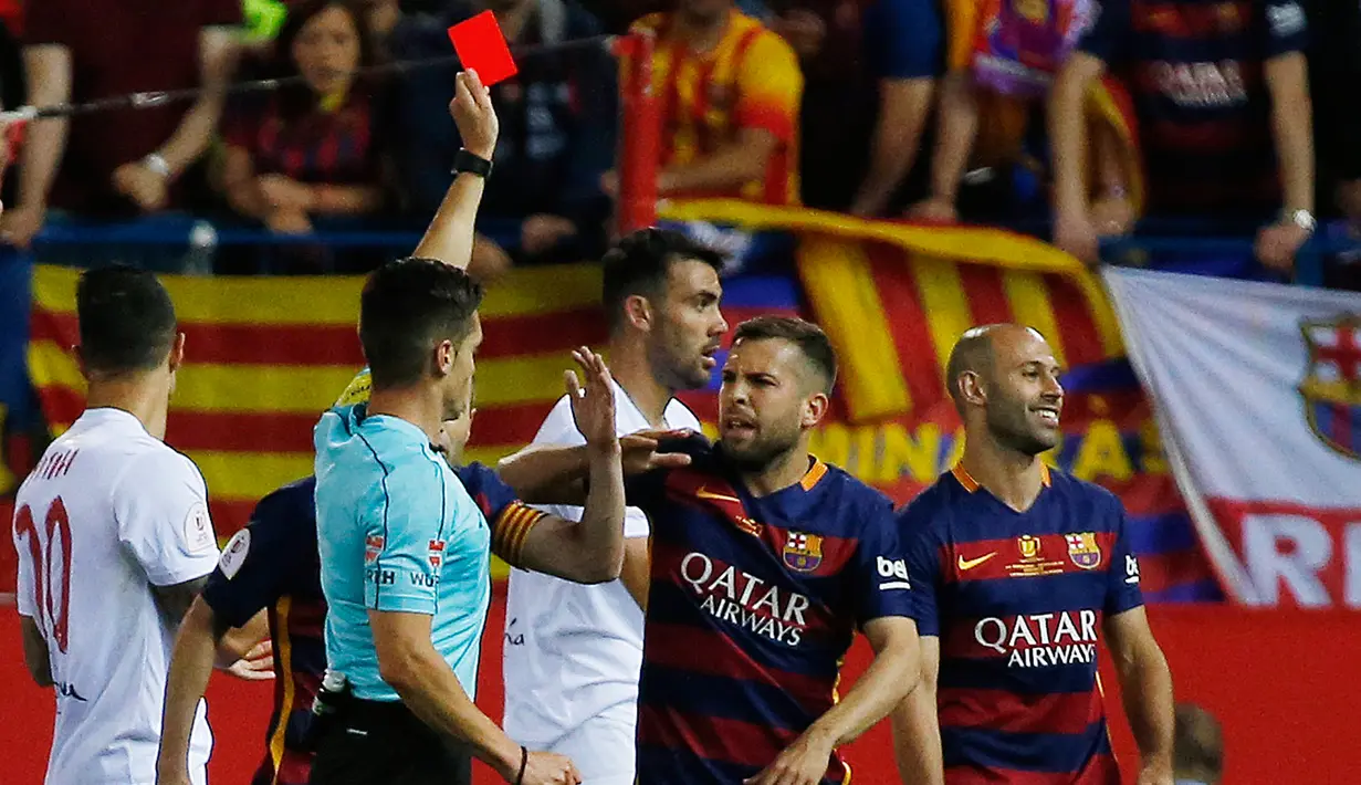 Wasit Carlos Del Cerro memberikan kartu merah kepada gelandang Barcelona, Javier Mascherano saat pertandingan final Piala Copa del Rey di Madrid, (23/5). Barcelona menang atas Sevilla dengan skor 2-0. (Reuters / Sergio Perez)