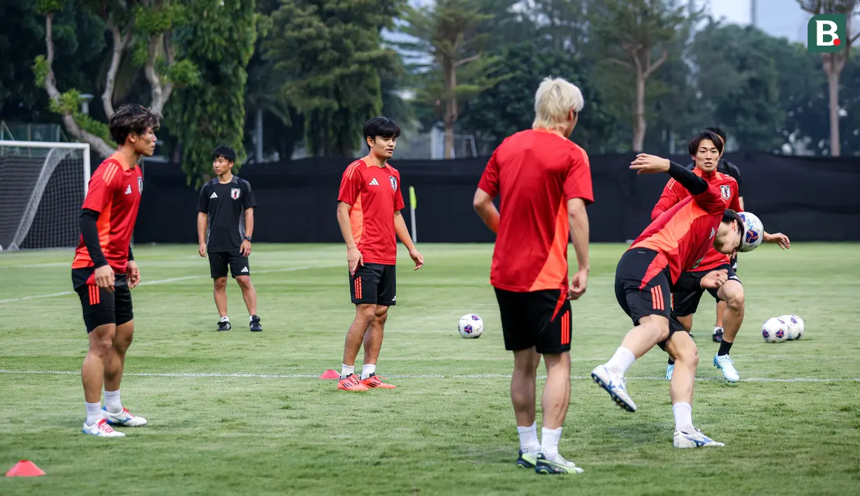 <p>Pemain Timnas Jepang, Takefusa Kubo (ketiga kanan) melakukan rondo bersama rekan-rekannya saat sesi latihan menjelang laga lanjutan putaran ketiga Kualifikasi Piala Dunia 2026 melawan Timnas Indonesia yang berlangsung di Lapangan A, Kompleks Stadion Utama Gelora Bung Karno (SUGBK), Senayan, Jakarta, Rabu (13/11/2024). (Bola.com/Bagaskara Lazuardi)</p>