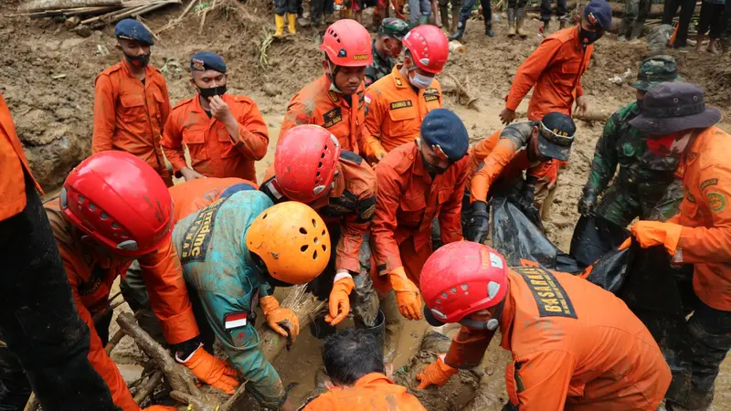 Evakuasi korban keempat longsor di Banjarpanepen, dan kelima di Kabupaten Banyumas, Rabu (18/11/2020). (Foto: Liputan6.com/Basarnas)