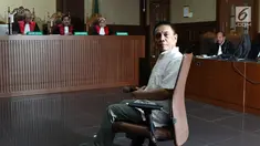 Gubernur Aceh nonaktif, Irwandi Yusuf jelang menjalani sidang dakwaan di Pengadilan Tipikor, Jakarta, Senin (26/11). Irwandi Yusufmerupakan tersangka dugaan suap dan gratifikasi terkait Dana Otonomi Khusus Aceh (DOKA). (Liputan6.com/Helmi Fithriansyah)