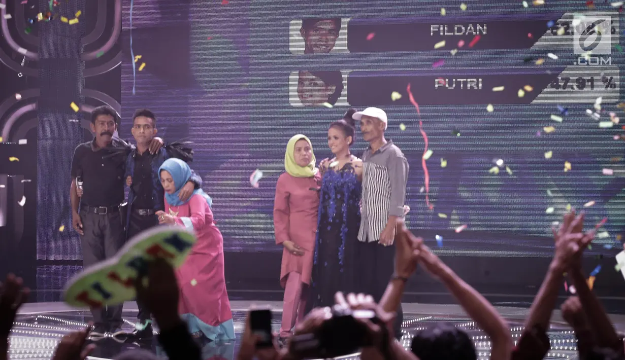 Polling SMS yang menunjukan Fildan memperoleh polling sebesar 52,09 persen dan Putri sebesar 47,91 persen saat pengumuman pemenang Dangdut Academy 4 atau D'Academy 4 di Studio 5 Indosiar, Jakarta, Jumat (19/5). (Liputan6.com/Faizal Fanani)