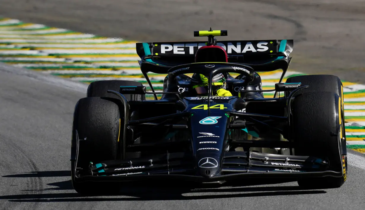 Verstappen relatif tak terkejar sepanjang balapan. Hanya ada sesekali momentum saat duo pebalap Inggris Lando Norris dan Lewis Hamilton coba menyalip. (AP Photo/Andre Penner)