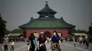 <p>Orang-orang mengunjungi Kuil Surga saat liburan Hari Buruh di Beijing, China, 2 Mei 2022. Hari Buruh pada umumnya dirayakan pada tanggal 1 Mei, dan dikenal dengan sebutan May Day. (Noel Celis/AFP)</p>