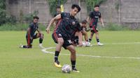 Pemain Persija Jakarta, Hanif Sjahbandi, mengontrol bola saat sesi latihan di Nirwana Park Sawangan, Jawa Barat, Kamis (7/7/2022). Latihan merupakan persiapan jelang bergulirnya Liga 1 musim 2022/2023. (Bola.com/M Iqbal Ichsan)