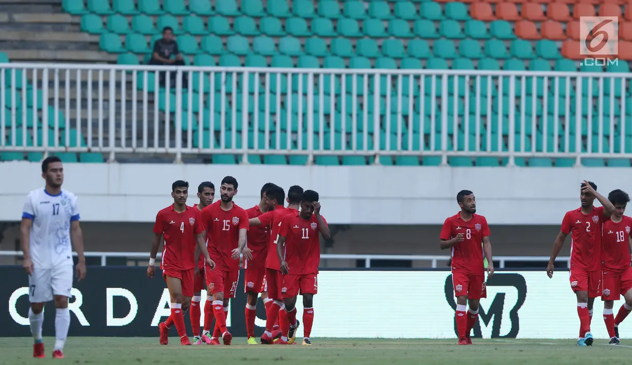 Pemain Bahrain merayakan gol yang dicetak Hashim Hashim ke gawang Uzbekistan pada laga PSSI Anniversary Cup 2018 di Stadion Pakansari, Kab Bogor, Senin (30/4). Laga berakhir imbang 3-3. (Liputan6.com/Helmi Fithriansyah)