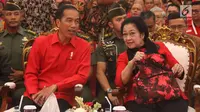 Presiden Jokowi berbincang dengan Ketum PDIP Megawati Soekarnoputri saat menghadiri Rakornas Tiga Pilar PDI Perjuangan di ICE BSD, Tangerang Selatan, Sabtu (16/12). (Liputan6.com/Angga Yuniar)
