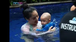 Berbagai macam gaya telah Cipung lakukan nih, salah satunya adalah berputar.(Youtube.com/Rans Entertainment)